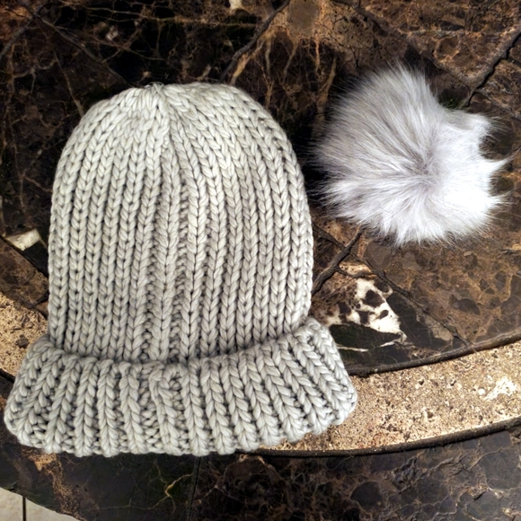 Hat Attack light Grey Knit Beannie with removable pom pom NWT - Picture 3 of 4
